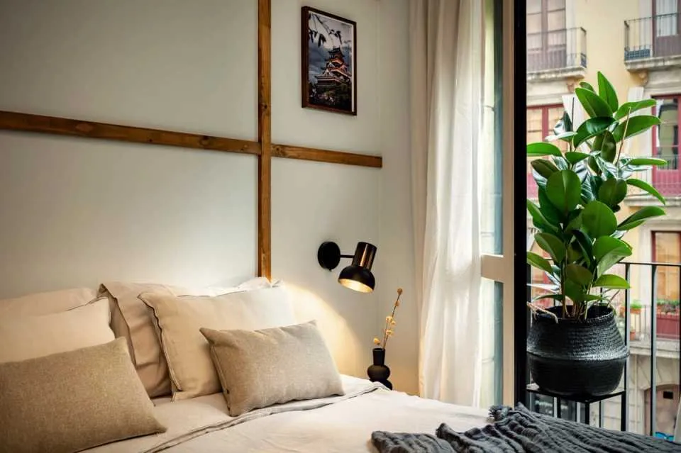 Contemporary 60m2 Flat With High-speed Fiber & Dual Monitors In Barcelona #2