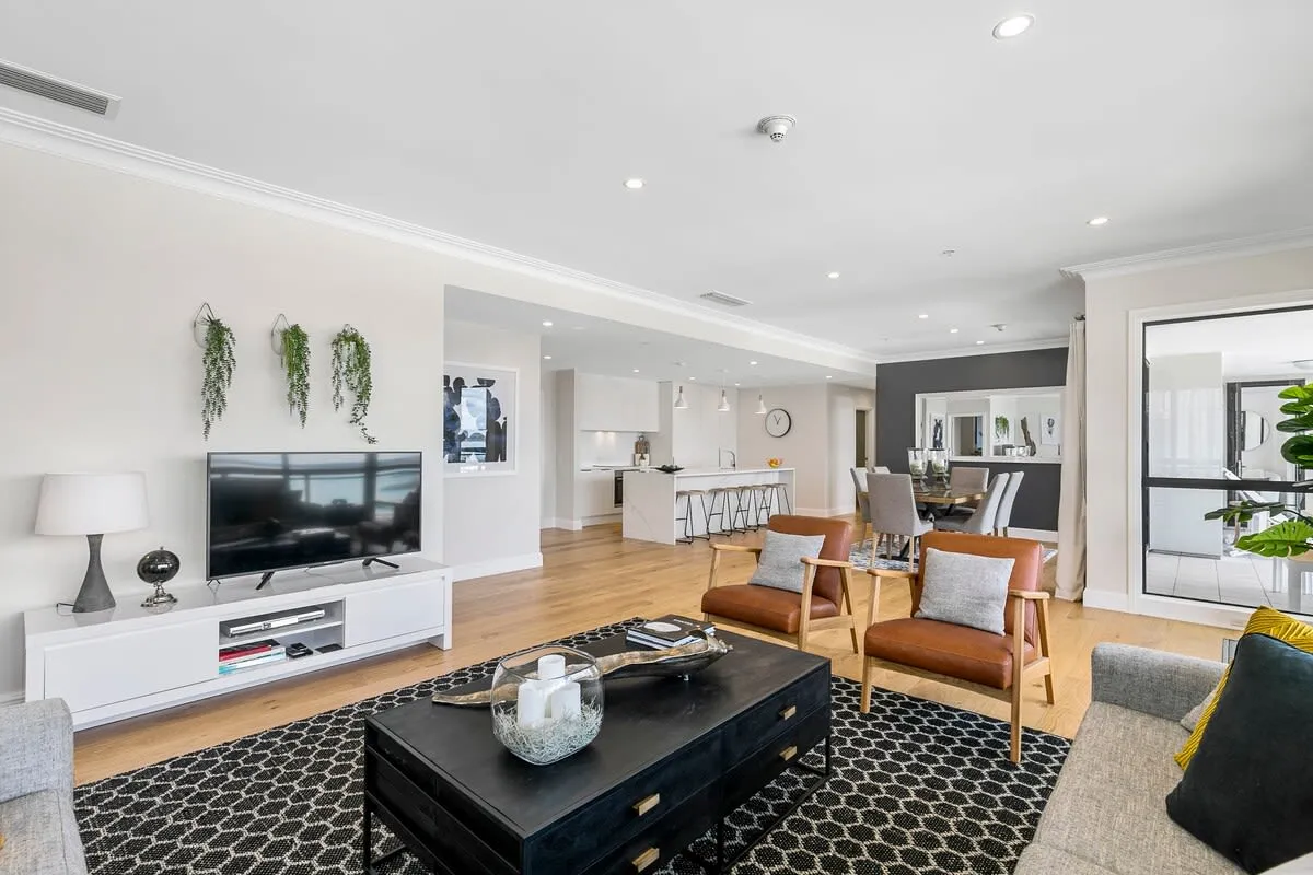 Designer 3br Flat, Intimate Layout & Work-from-home Setup In Auckland Cbd #2