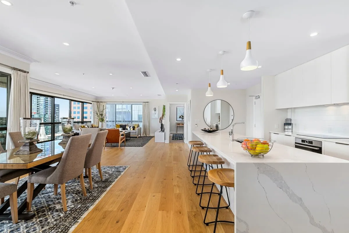 Designer 3br Flat, Intimate Layout & Work-from-home Setup In Auckland Cbd #4