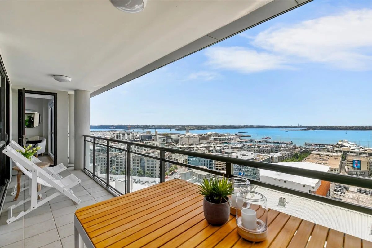 Designer 3br Flat, Intimate Layout & Work-from-home Setup In Auckland Cbd #3