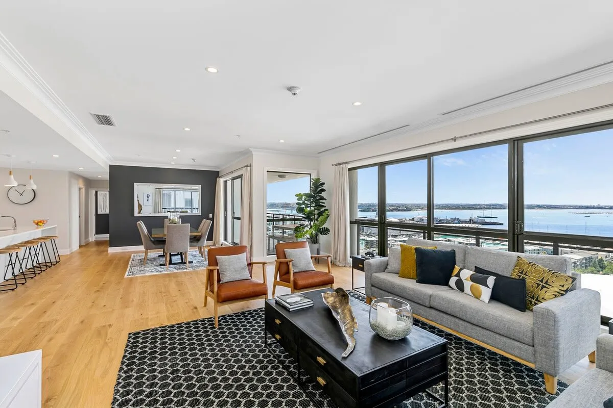 Designer 3br Flat, Intimate Layout & Work-from-home Setup In Auckland Cbd