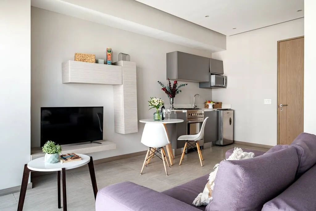 Sophisticated Modern Studio With Home Office In Downtown For Remote Work