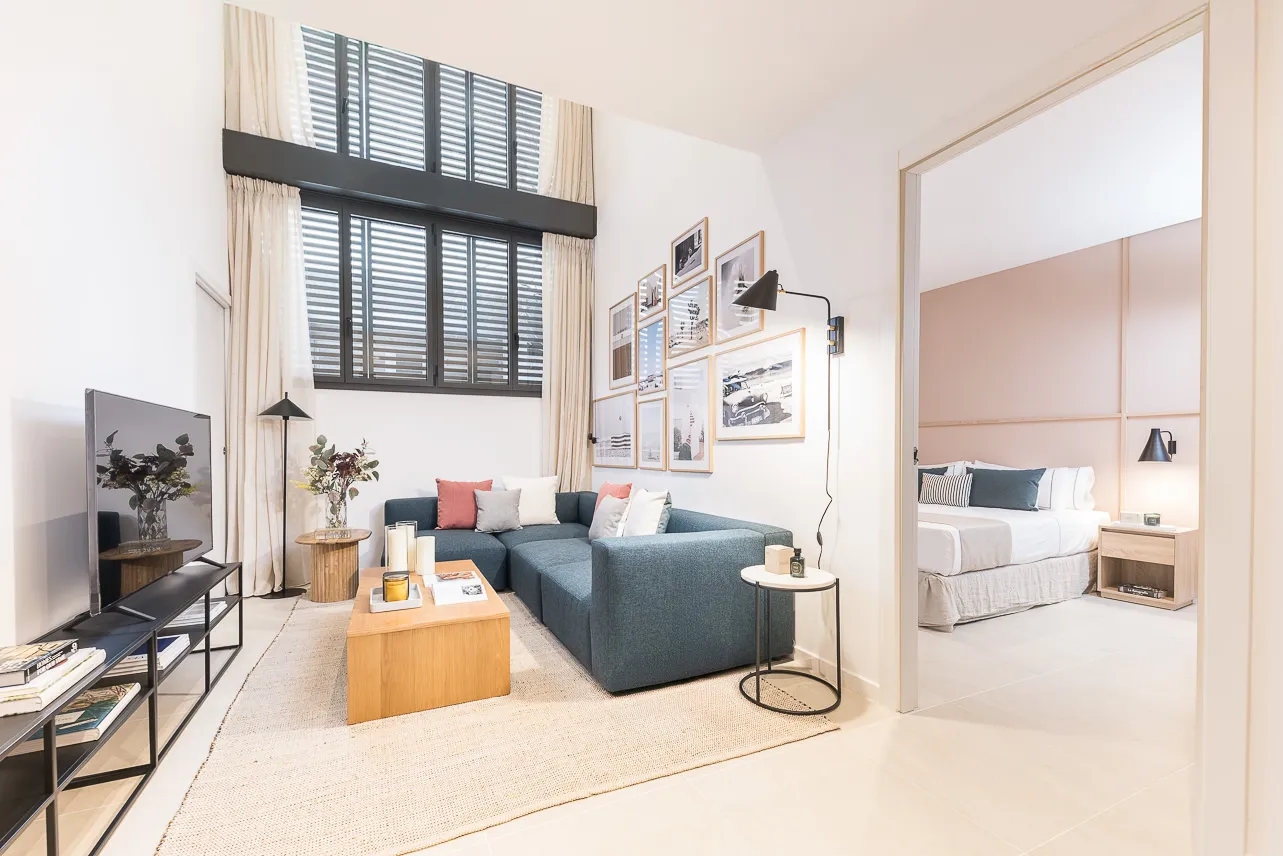 Sophisticated 110m2 Barcelona Flat With Dedicated Home Office And Spacious Living Area #2