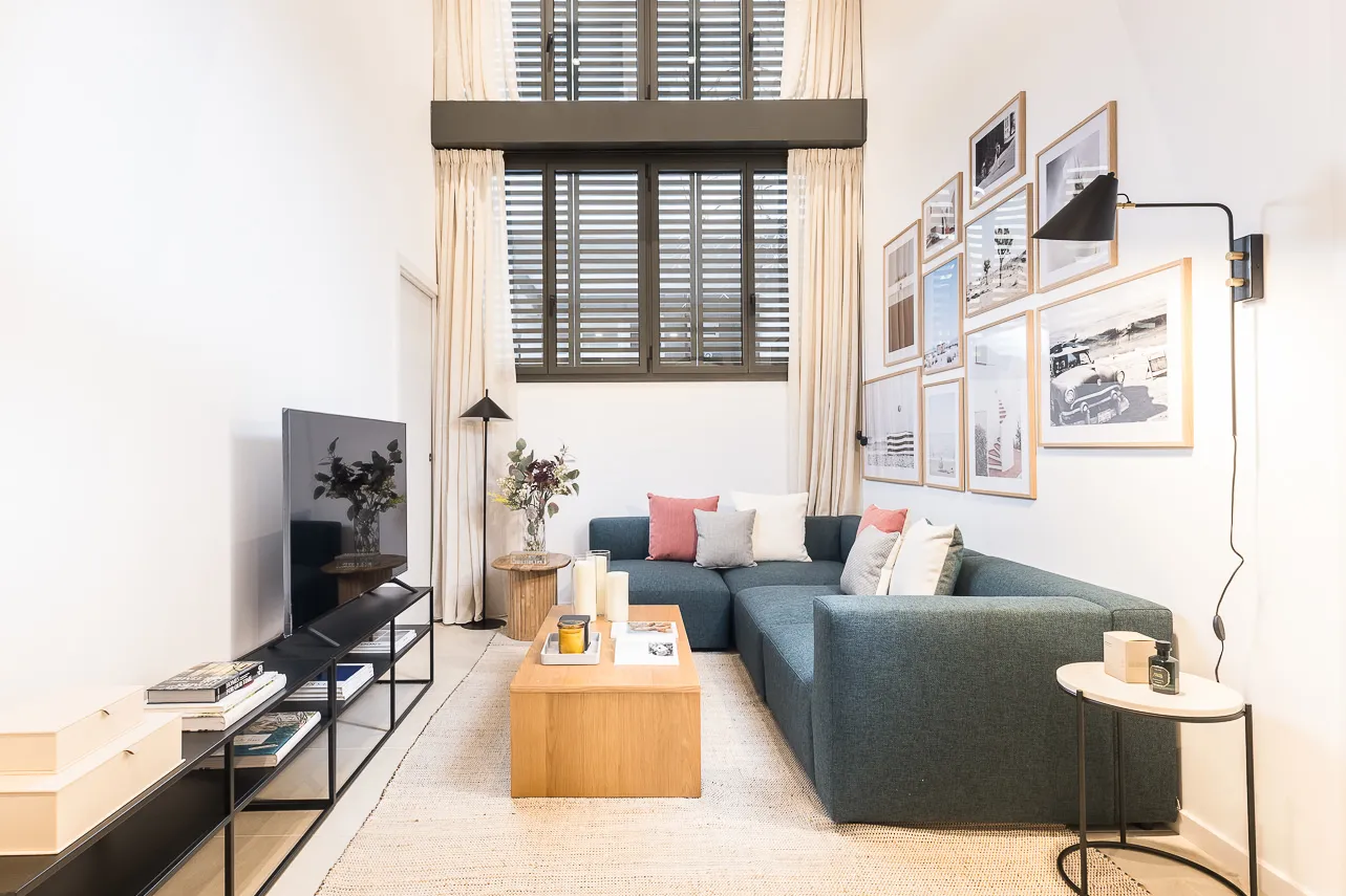 Sophisticated 110m2 Barcelona Flat With Dedicated Home Office And Spacious Living Area #3