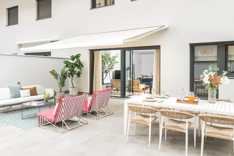 Spacious Barcelona Flat With Dedicated Home Office And Modern Living Areas
