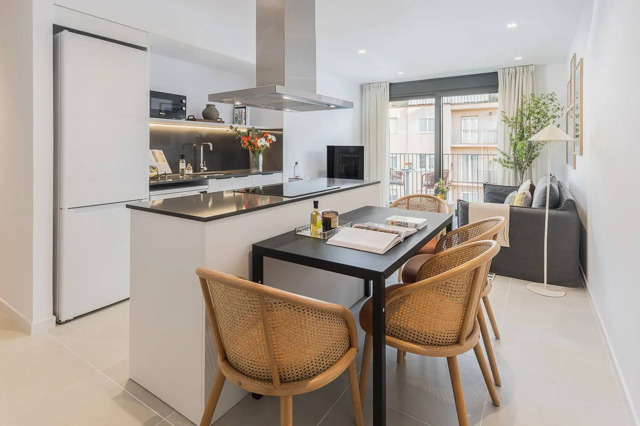 Sophisticated 2-bed Flat With Dedicated Home Office In Barcelona's Gracia District #3