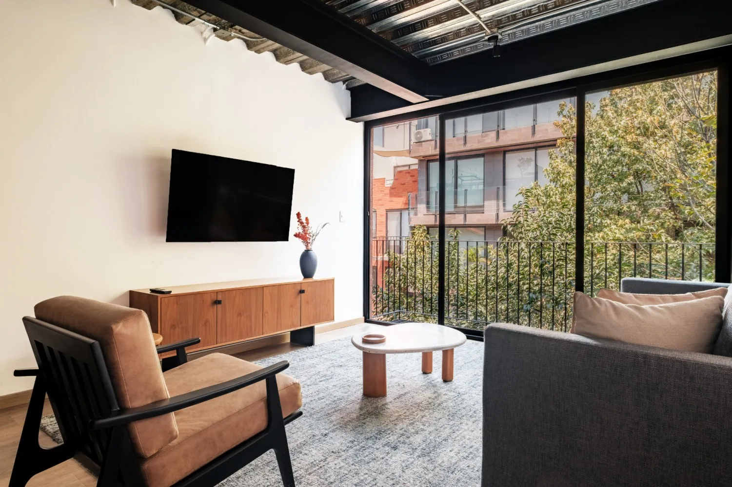 Contemporary Studio With Dedicated Workspace In Mexico City's Reforma District #2