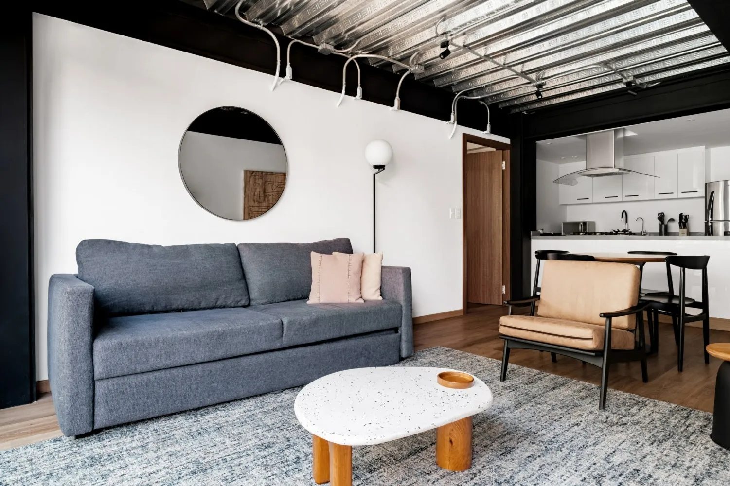 Contemporary Studio With Dedicated Workspace In Mexico City's Reforma District #5