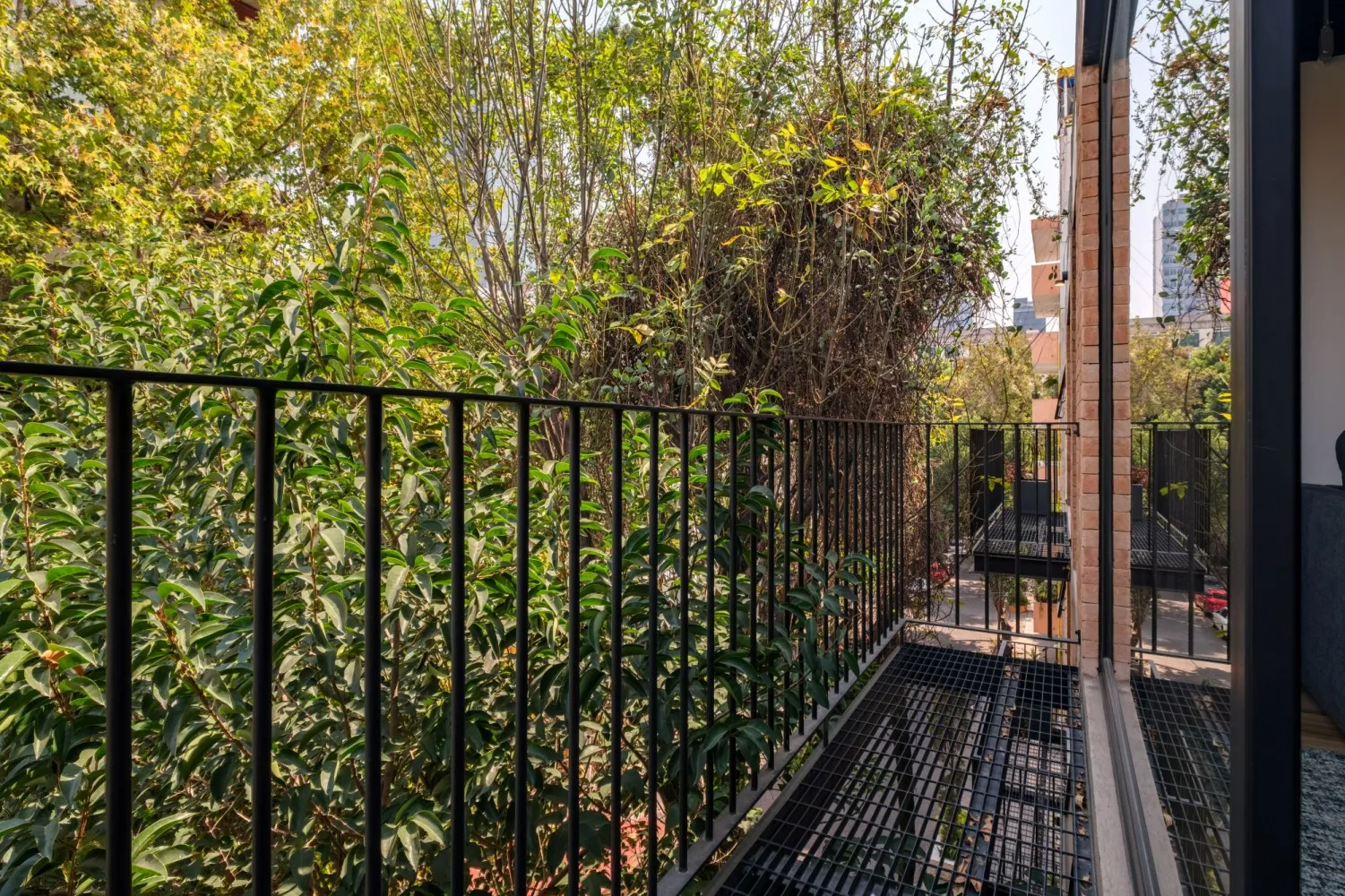Contemporary Studio With Dedicated Workspace In Mexico City's Reforma District #4