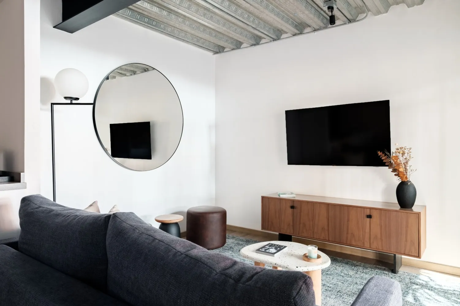 Refined Studio With Dedicated Workspace In Mexico City's Reforma Neighborhood #4