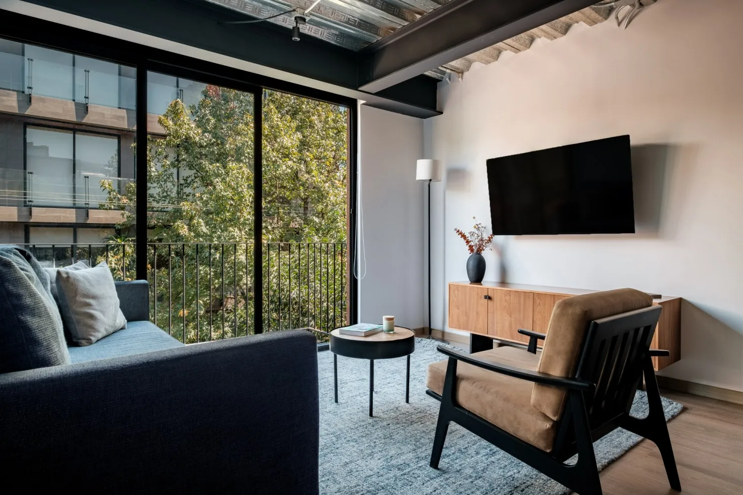 Trendy Open-plan Studio With Home Office Space In Reforma, Mexico City #3