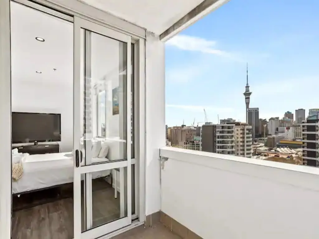 Chic Contemporary Flat, Auckland - Charming 1br Featuring Dedicated Home Office & Fast Wifi #3