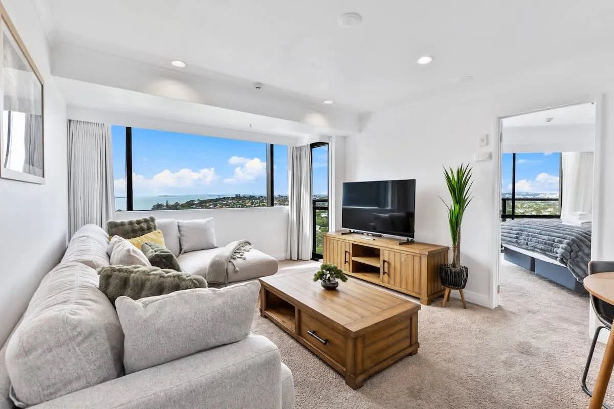 Premium Compact Executive Flat In Auckland -- Work-ready Home Office, Pool & Gym