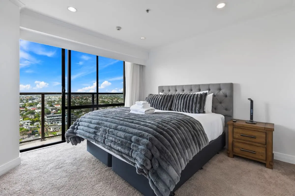 Premium Compact Executive Flat In Auckland -- Work-ready Home Office, Pool & Gym #2