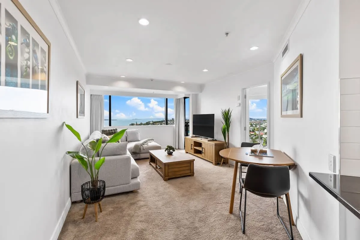 Premium Compact Executive Flat In Auckland -- Work-ready Home Office, Pool & Gym #3