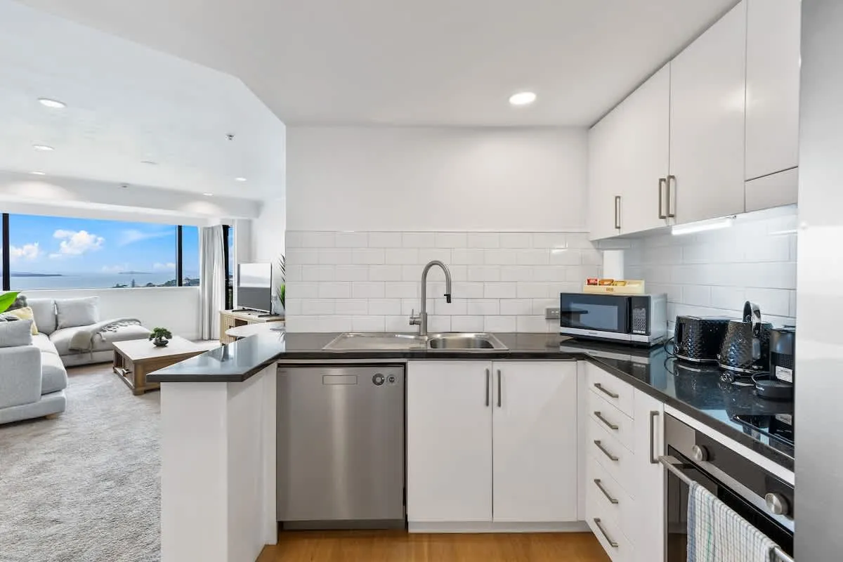 Premium Compact Executive Flat In Auckland -- Work-ready Home Office, Pool & Gym #4