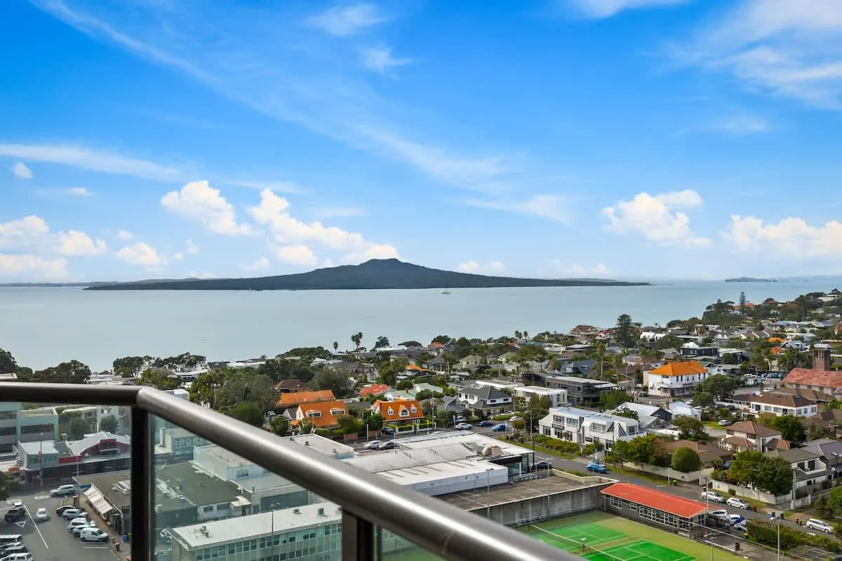Premium Compact Executive Flat In Auckland -- Work-ready Home Office, Pool & Gym #5