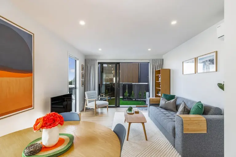 Sleek Auckland Two-bed Flat - Efficient Plan & Dedicated Home Office For Remote Pros