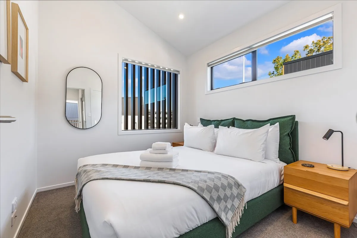 Sleek Auckland Two-bed Flat - Efficient Plan & Dedicated Home Office For Remote Pros #5