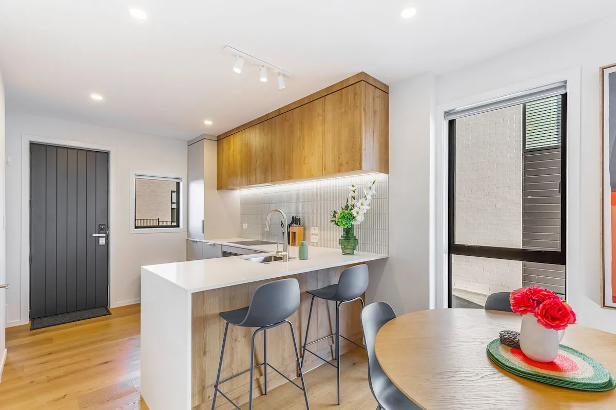 Sleek Auckland Two-bed Flat - Efficient Plan & Dedicated Home Office For Remote Pros #4