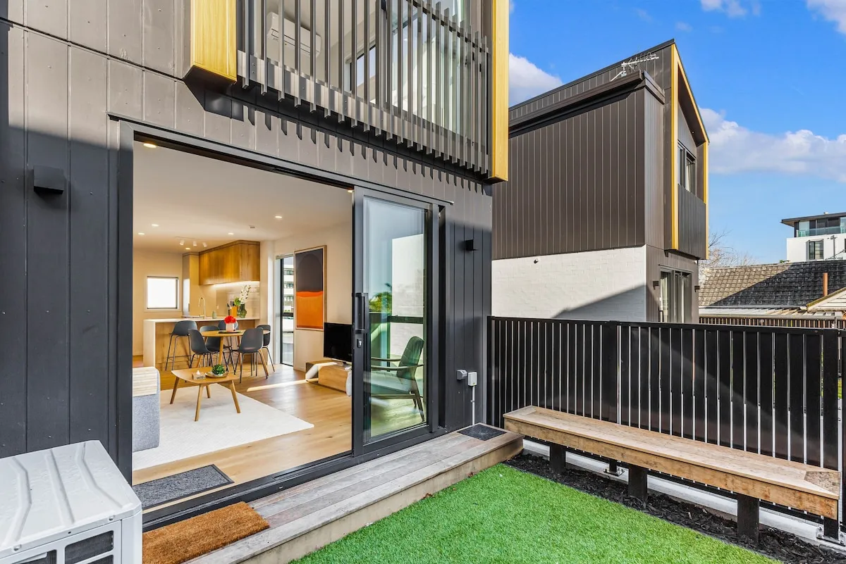 Sleek Auckland Two-bed Flat - Efficient Plan & Dedicated Home Office For Remote Pros #3
