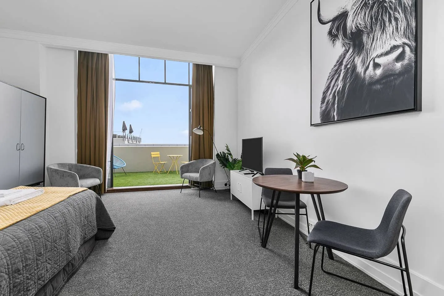 Cozy Auckland Flat For Remote Work: Professional Home Office, Pool Access & City View #4