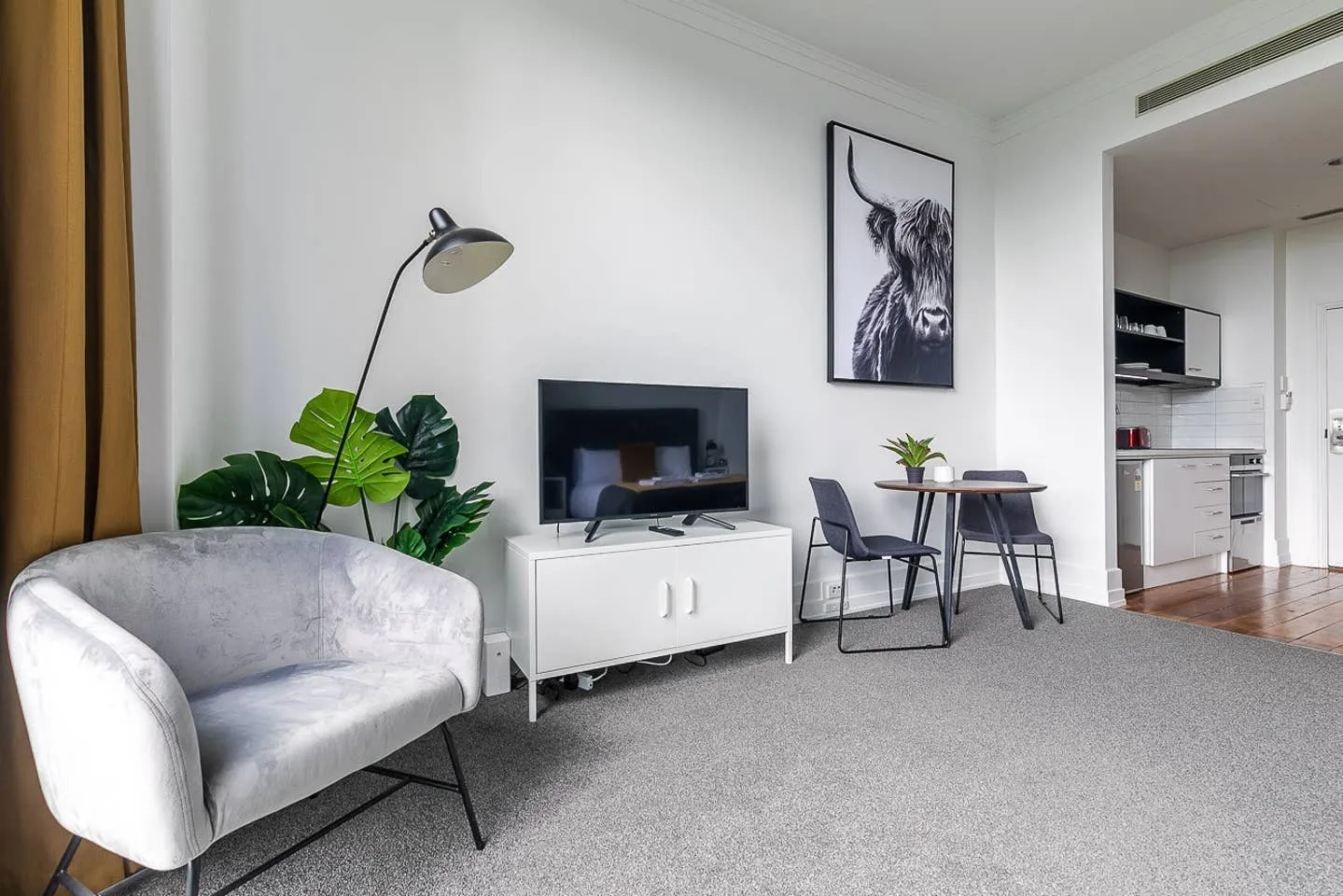 Cozy Auckland Flat For Remote Work: Professional Home Office, Pool Access & City View #3