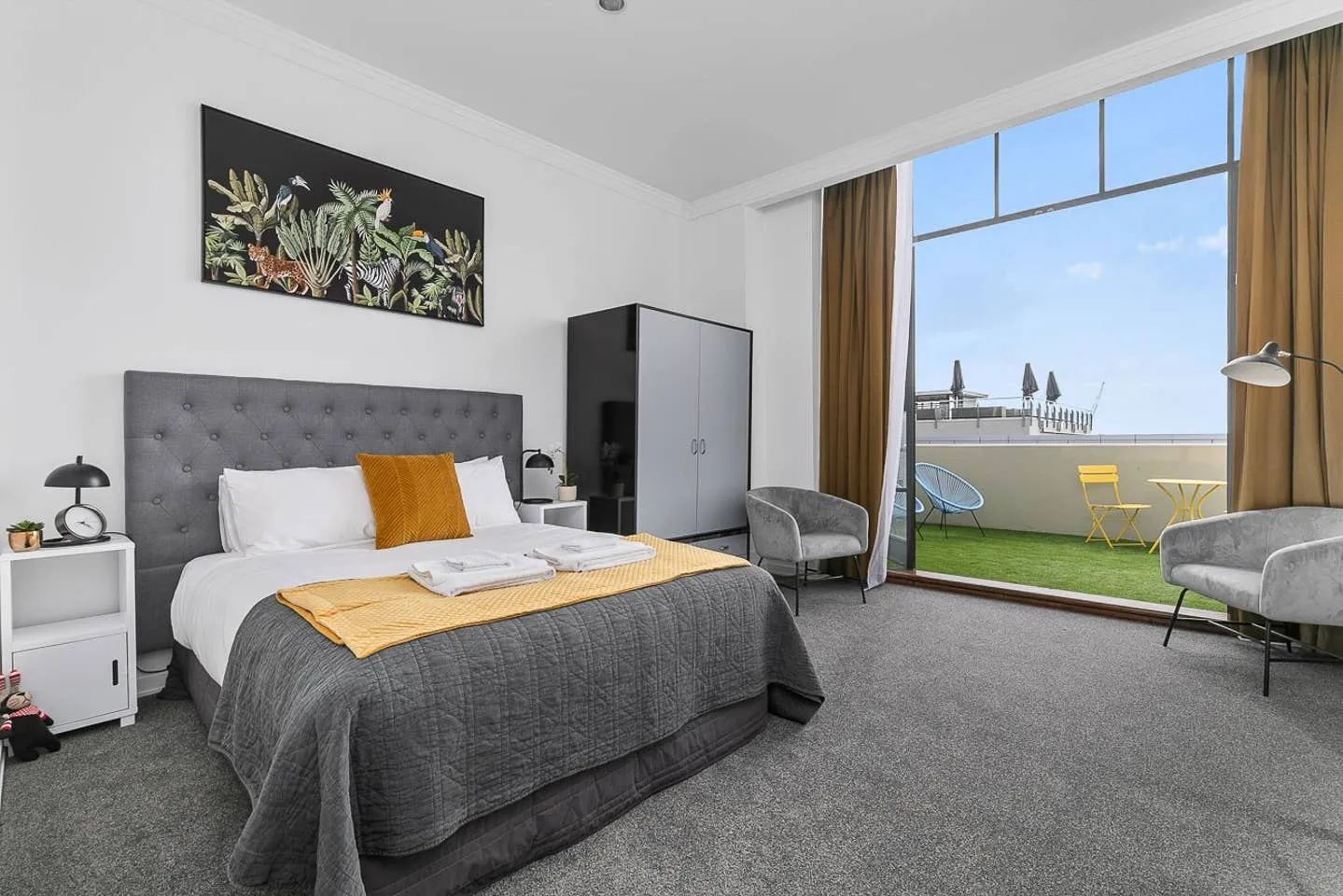 Cozy Auckland Flat For Remote Work: Professional Home Office, Pool Access & City View