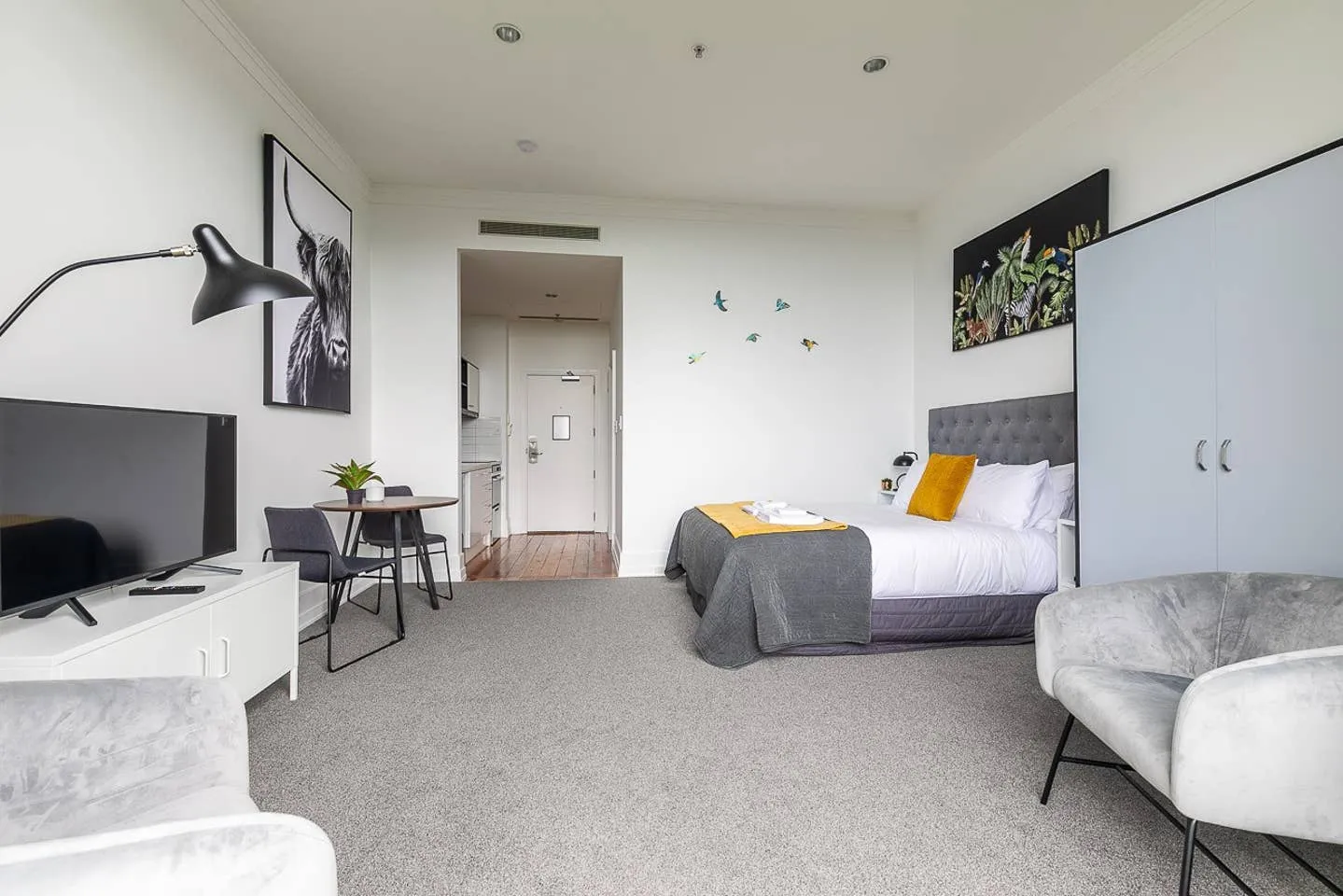 Cozy Auckland Flat For Remote Work: Professional Home Office, Pool Access & City View #5