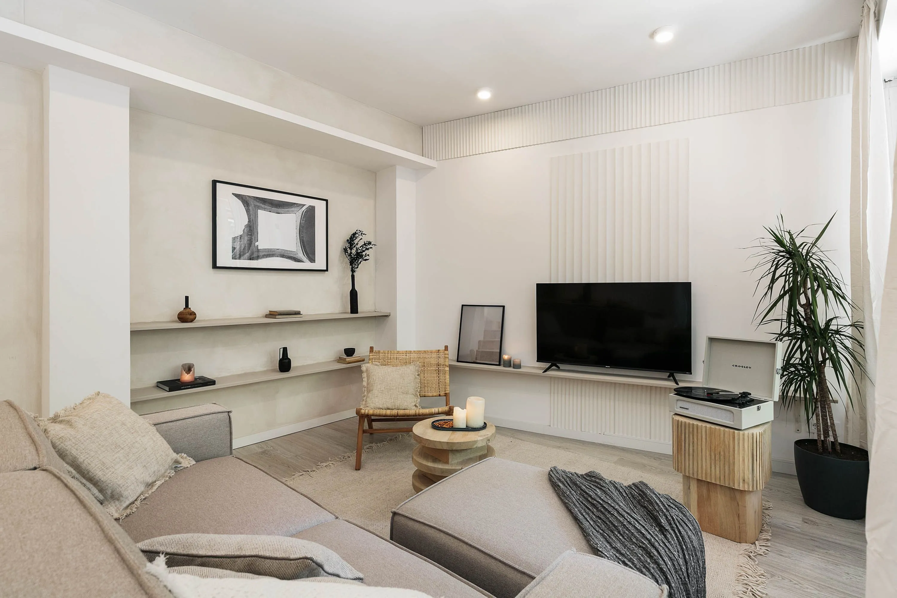 Spacious Barcelona Flat With Pro Work Setup And Modern Kitchen For Digital Nomads #3