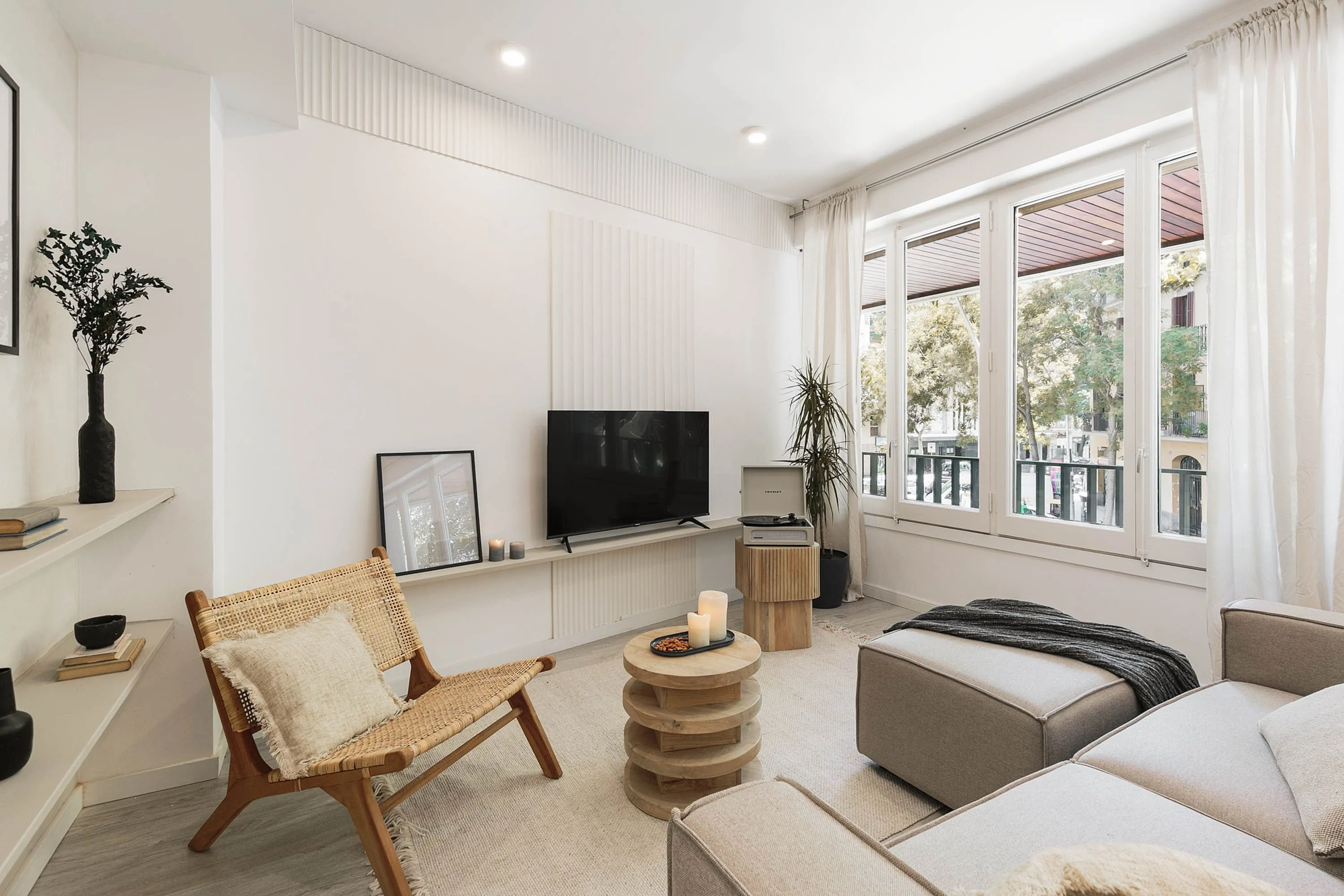 Spacious Barcelona Flat With Pro Work Setup And Modern Kitchen For Digital Nomads #5