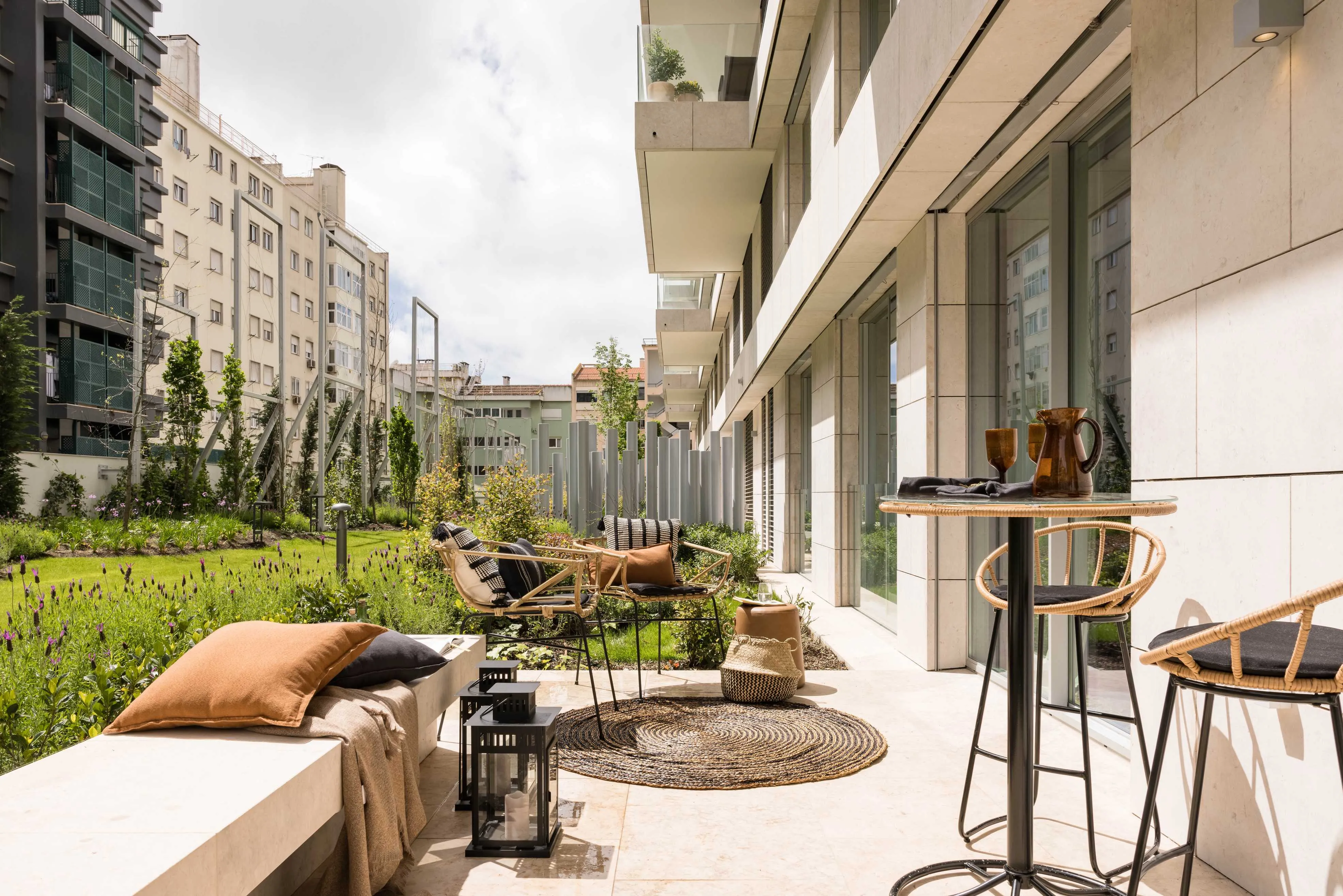 Refined Lisbon Flat With High-speed Fiber & Pro Home Office Setup For Digital Nomads #3