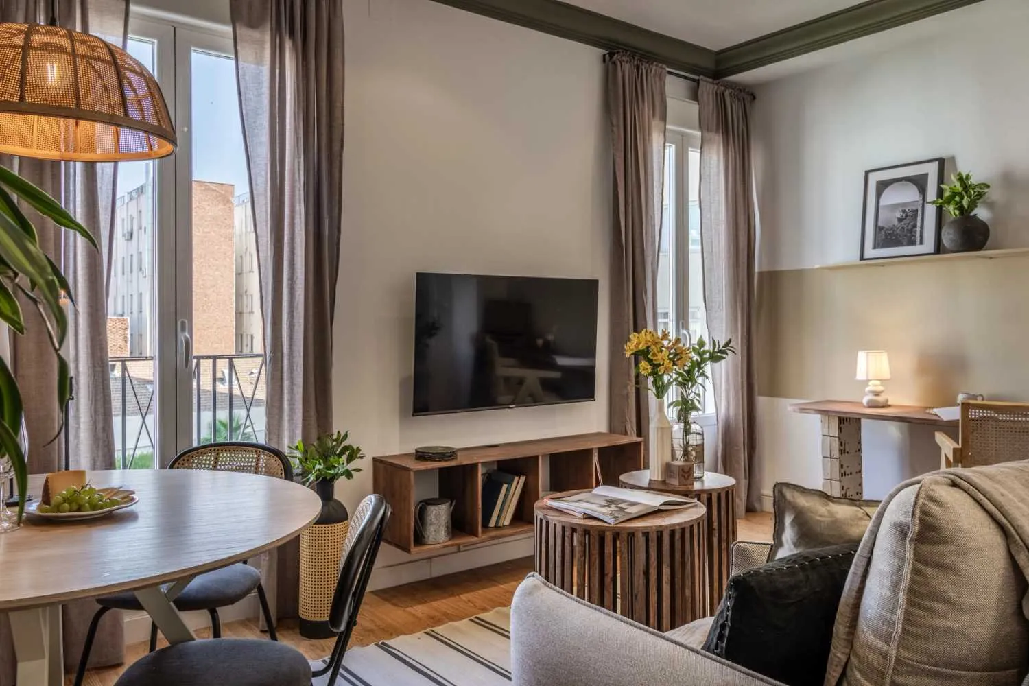 Luxurious Madrid Flat With High-speed Fiber & Pro Workspace For Remote Professionals #3