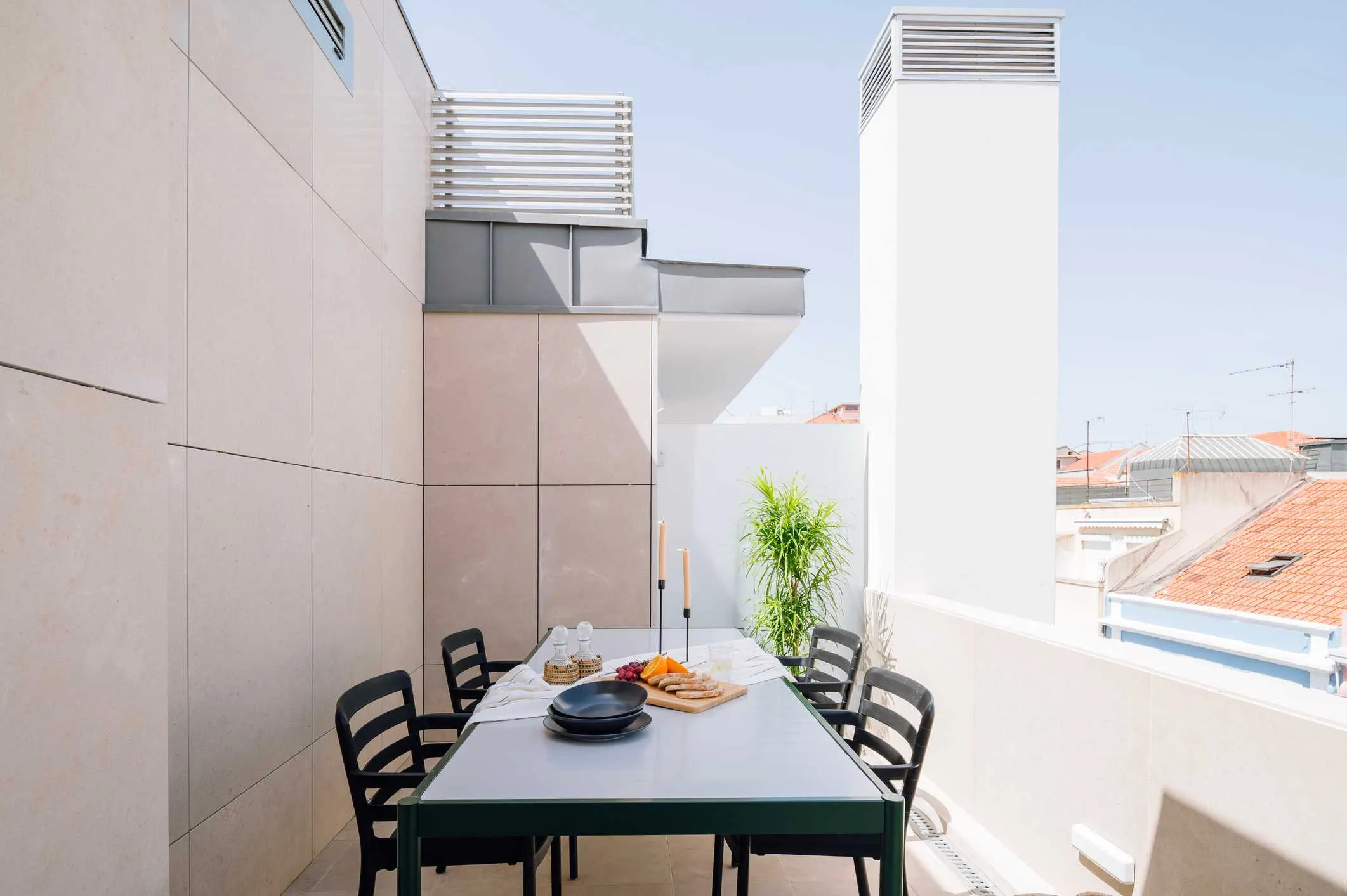 Luxurious Lisbon Designer Flat With Ultra-fast Wifi & Professional Home Office Setup #4