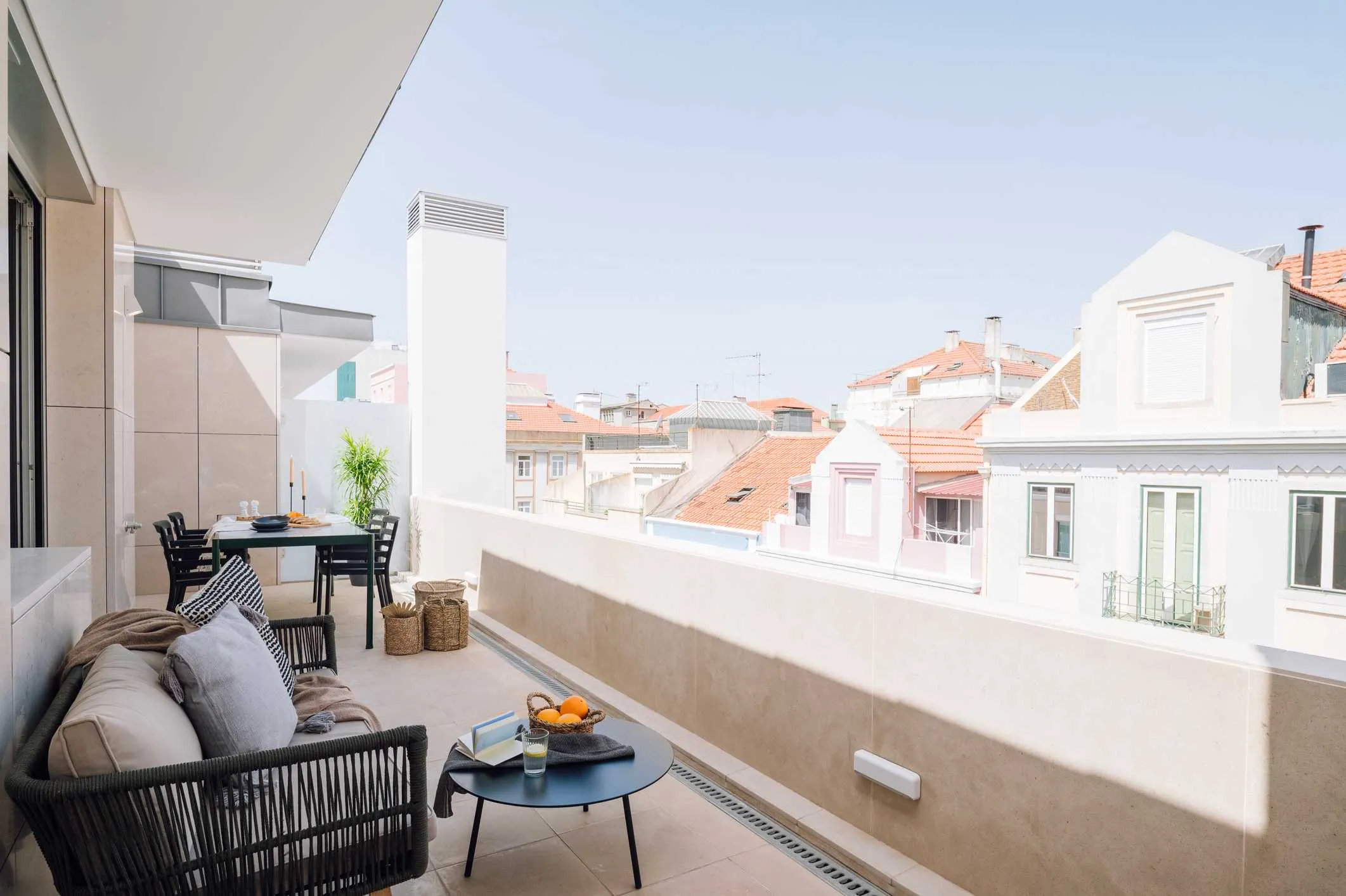 Luxurious Lisbon Designer Flat With Ultra-fast Wifi & Professional Home Office Setup #2