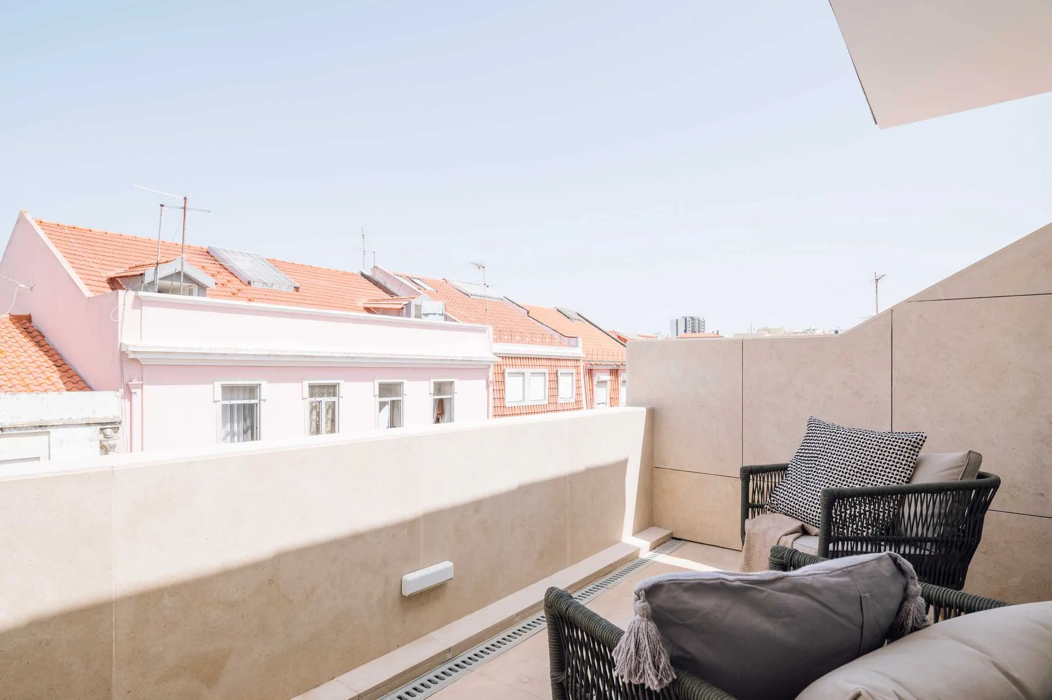 Luxurious Lisbon Designer Flat With Ultra-fast Wifi & Professional Home Office Setup #3