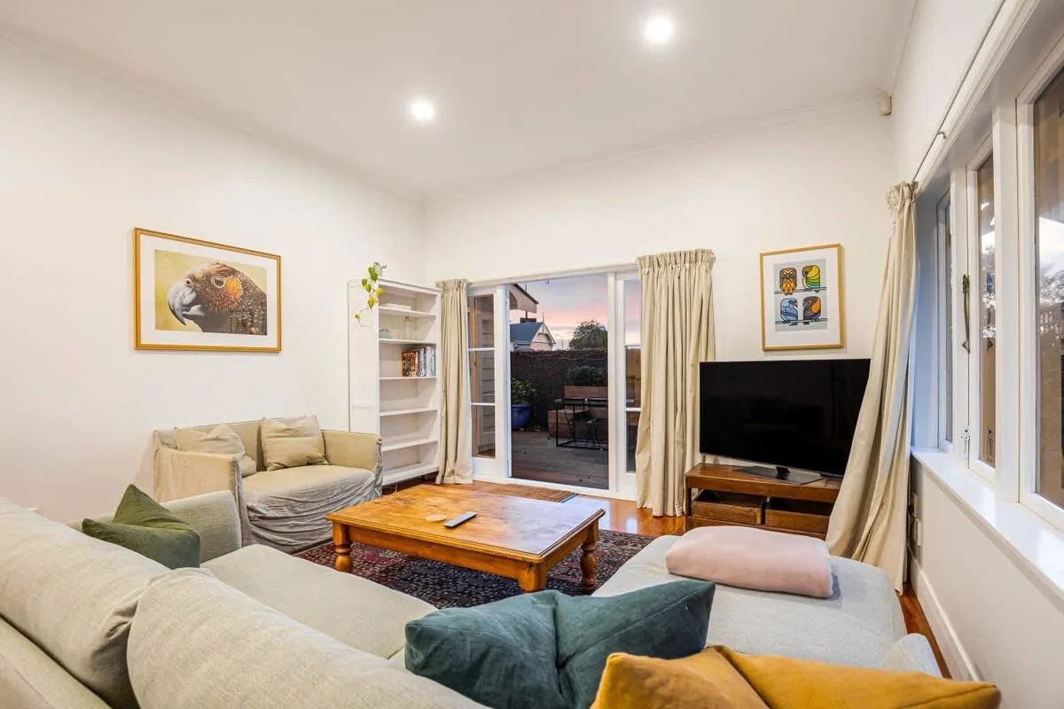 Refined Auckland Flat: Efficient 3br, Work-ready Layout & Dedicated Home Office