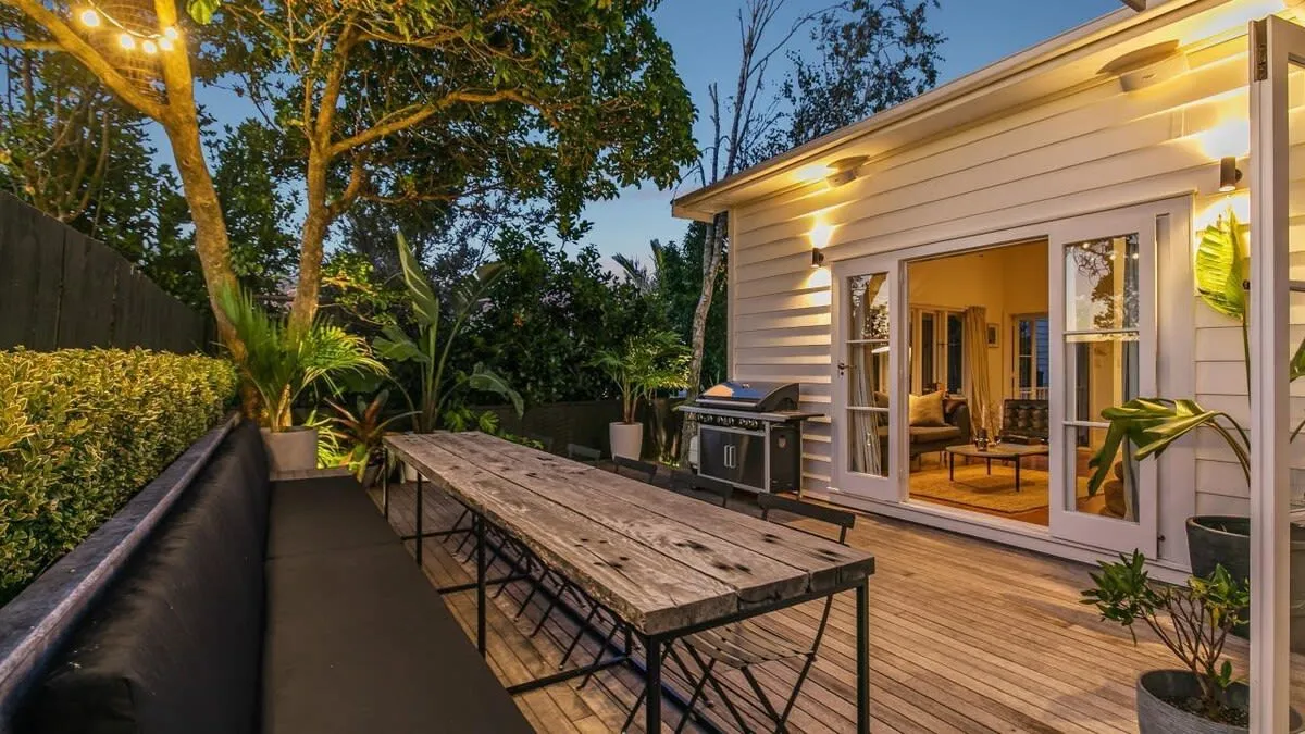 Refined Auckland Flat: Efficient 3br, Work-ready Layout & Dedicated Home Office #3