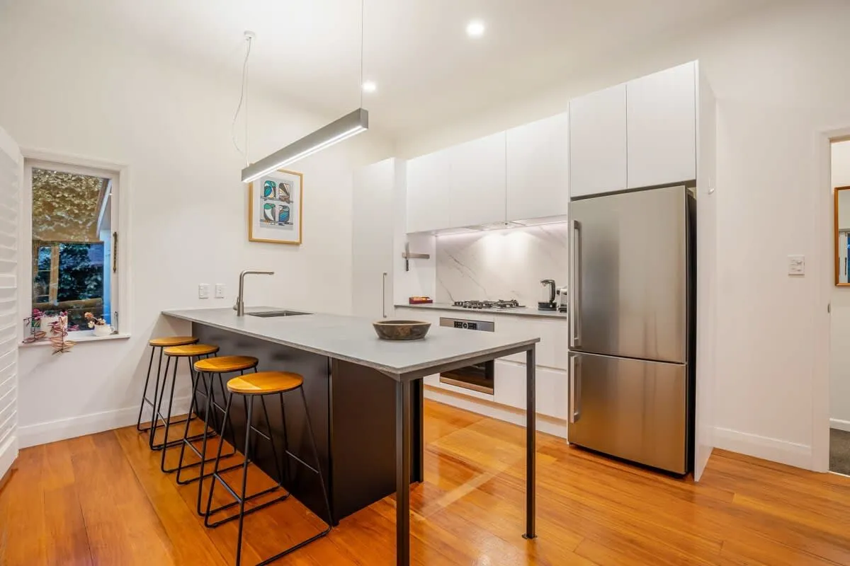 Refined Auckland Flat: Efficient 3br, Work-ready Layout & Dedicated Home Office #2
