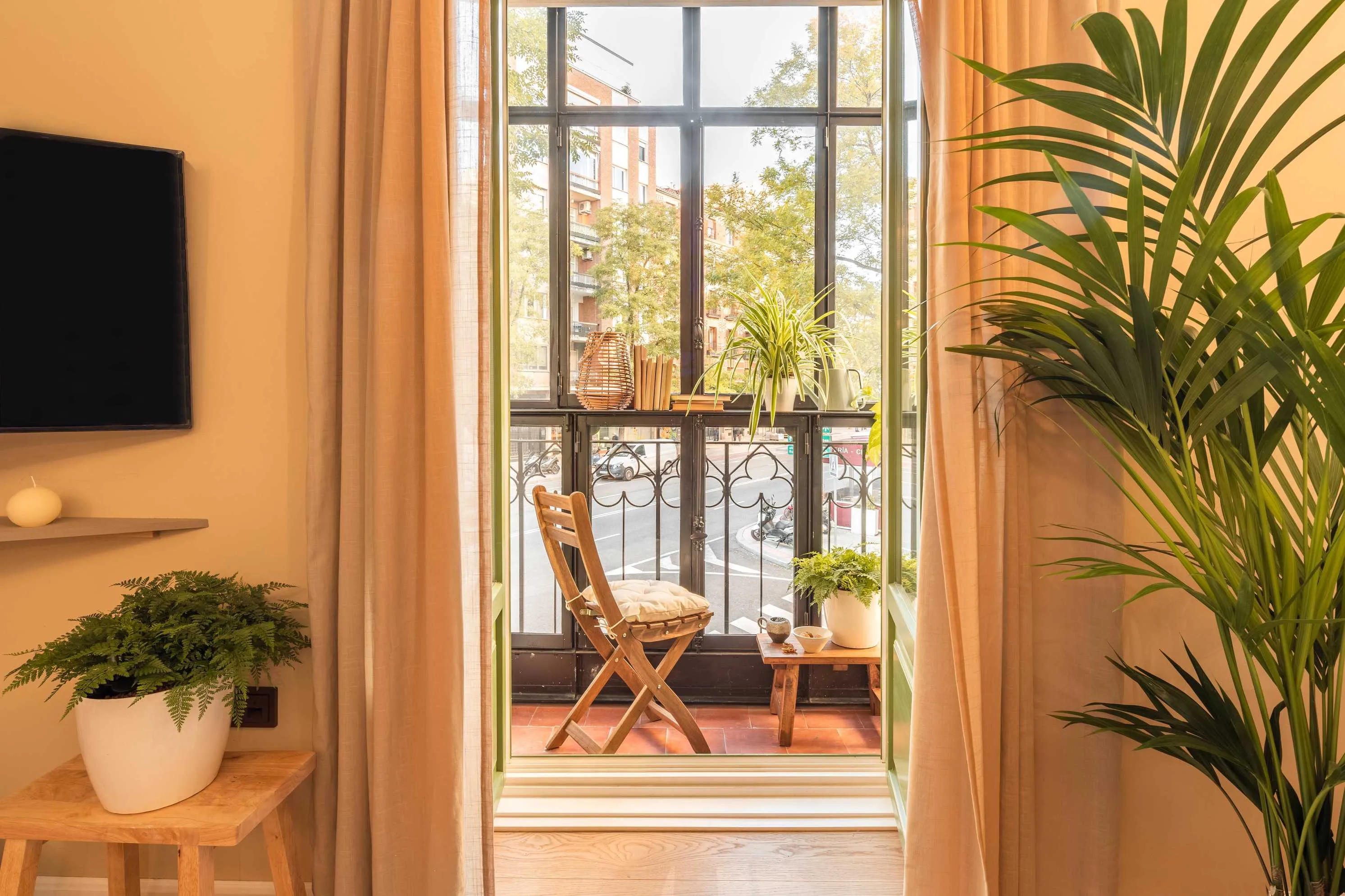 Stylish Madrid Flat With High-speed Fiber & Pro Workspace For Remote Work Efficiency #2
