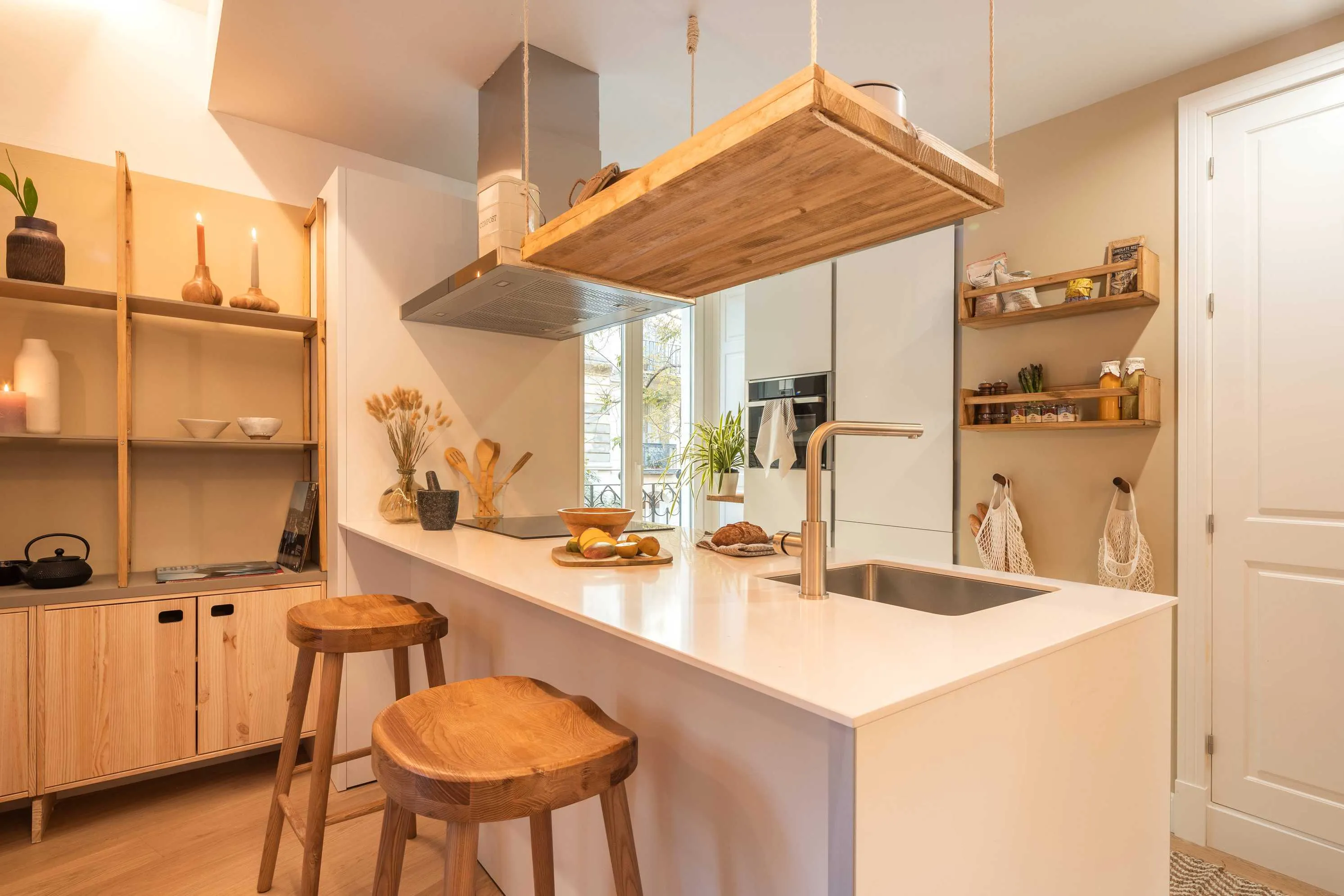 Stylish Madrid Flat With High-speed Fiber & Pro Workspace For Remote Work Efficiency #5