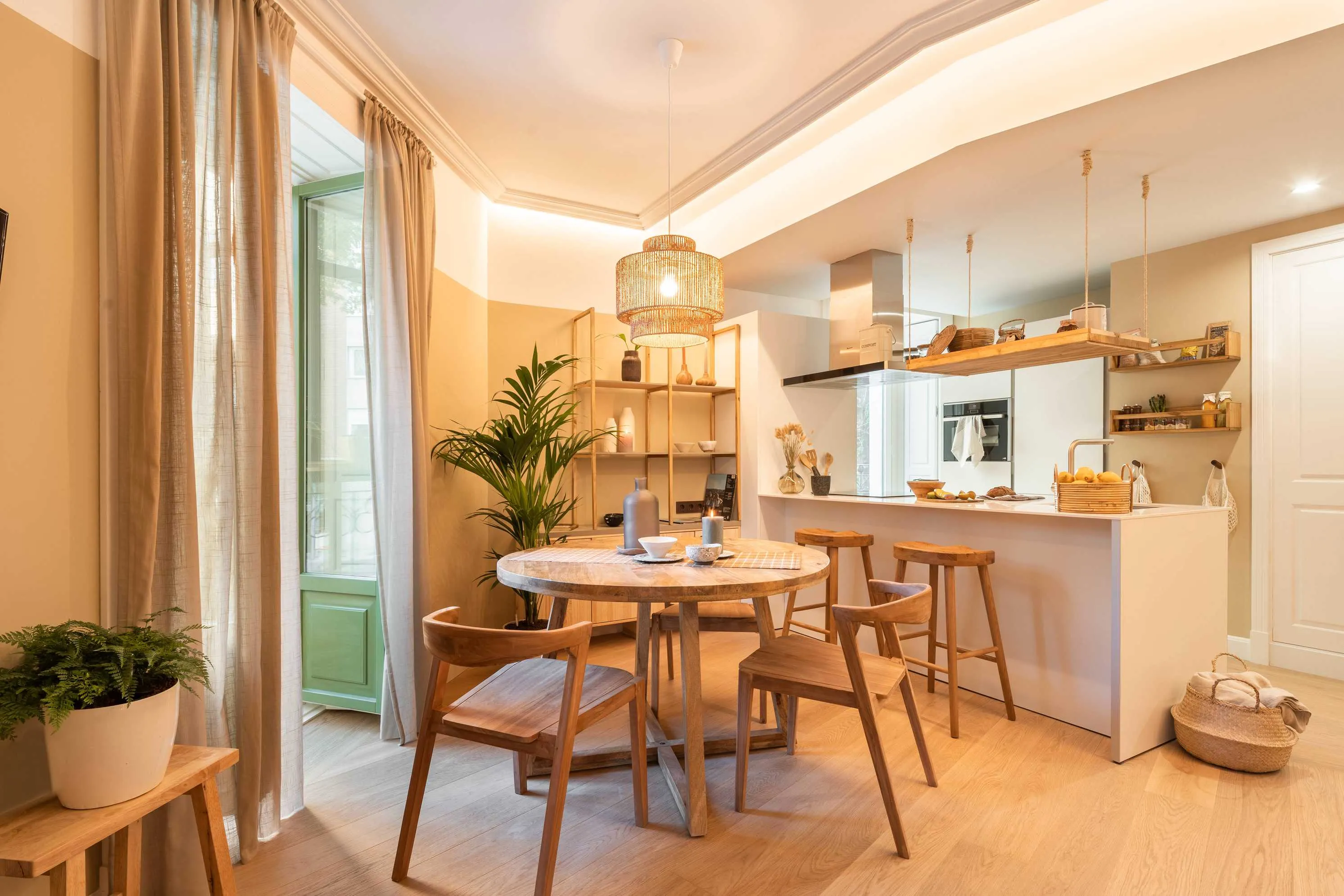 Stylish Madrid Flat With High-speed Fiber & Pro Workspace For Remote Work Efficiency #3