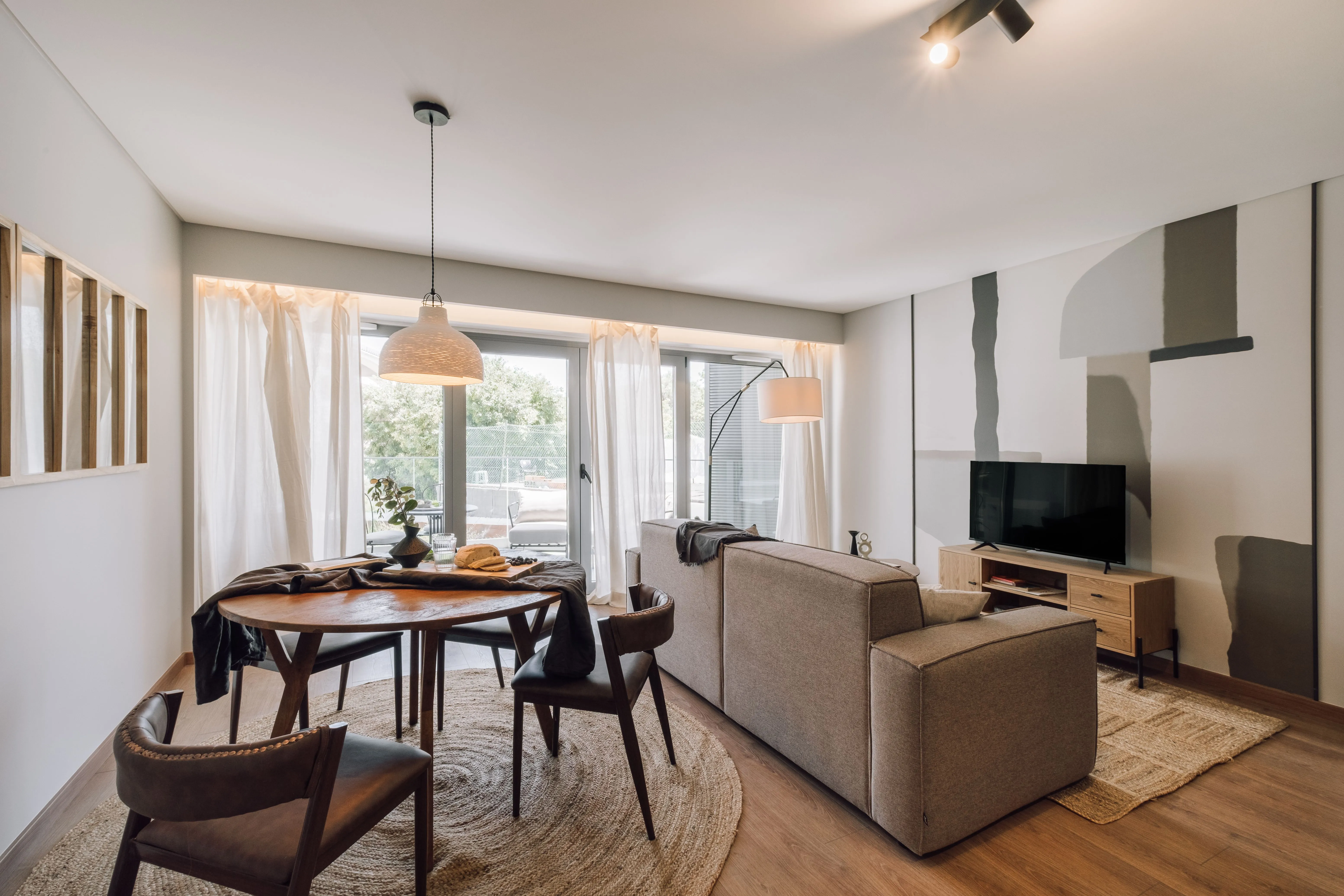 Contemporary Lisbon Flat With Gigabit Internet, Dual Monitors & Streaming Setup #4