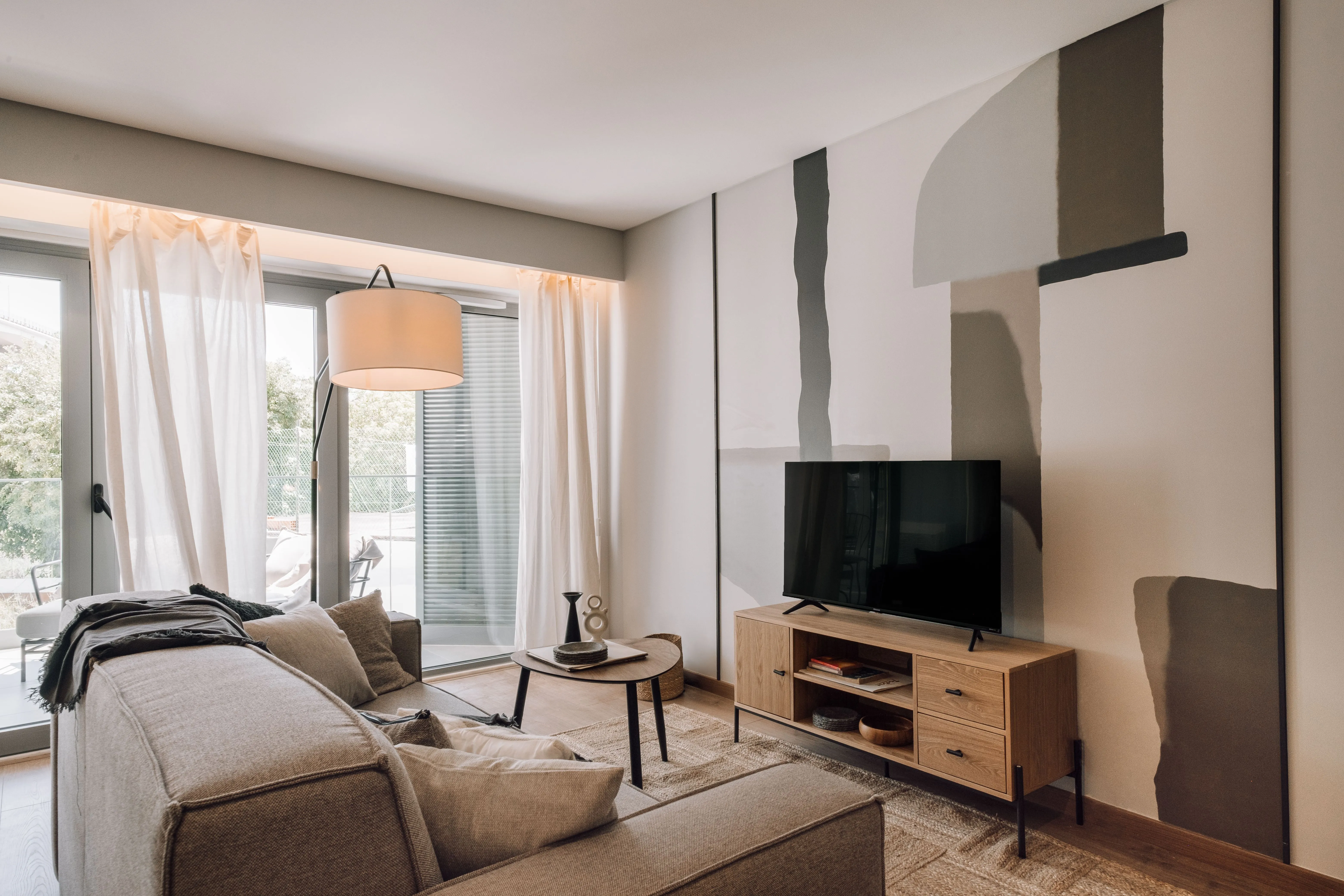 Contemporary Lisbon Flat With Gigabit Internet, Dual Monitors & Streaming Setup #5