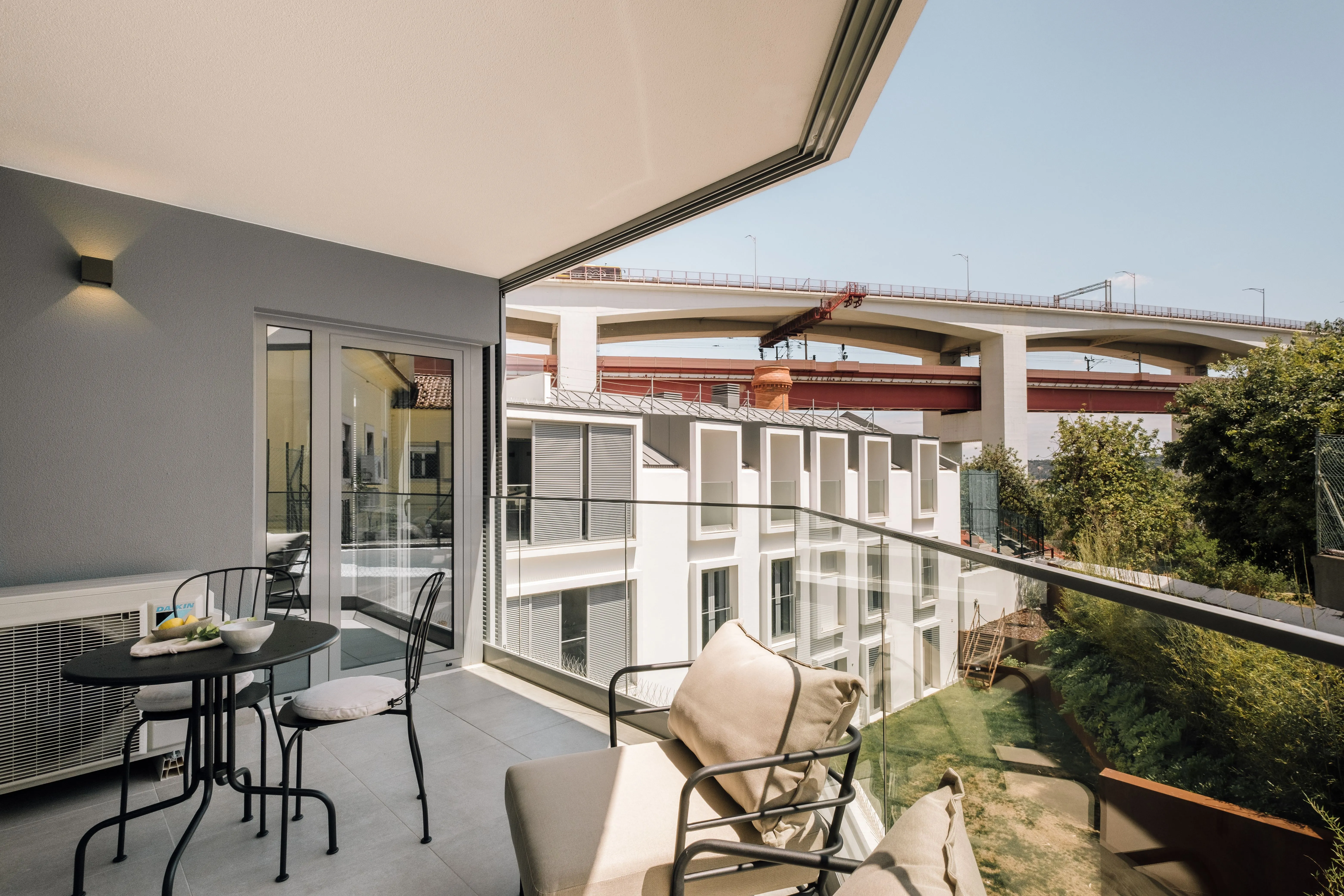 Contemporary Lisbon Flat With Gigabit Internet, Dual Monitors & Streaming Setup #2