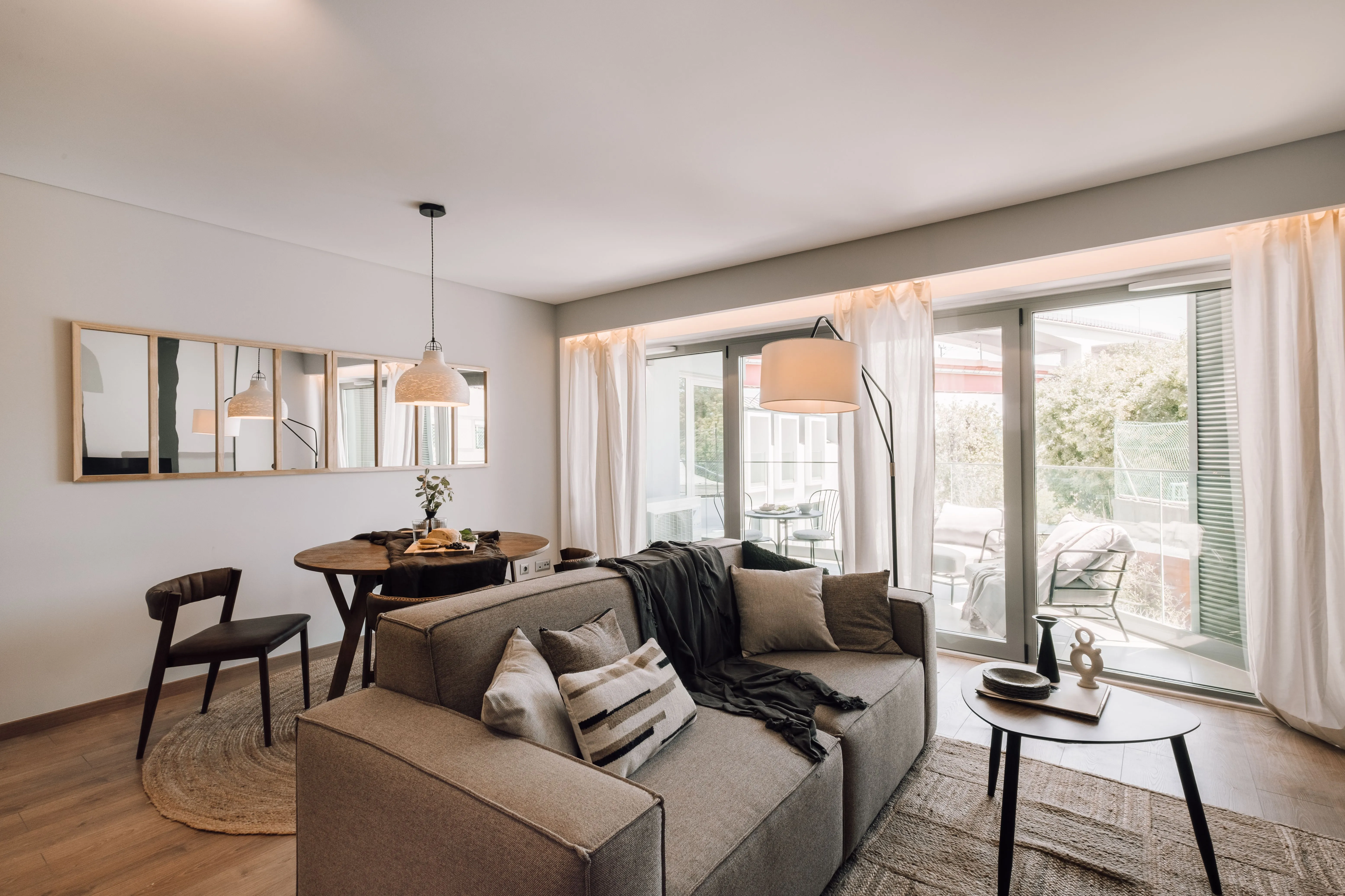 Contemporary Lisbon Flat With Gigabit Internet, Dual Monitors & Streaming Setup #3