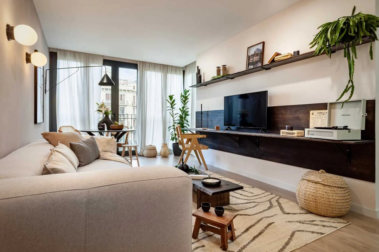 Airy 73m2 Barcelona Flat With Pro Workspace, Dual Monitors & Chef's Kitchen #3