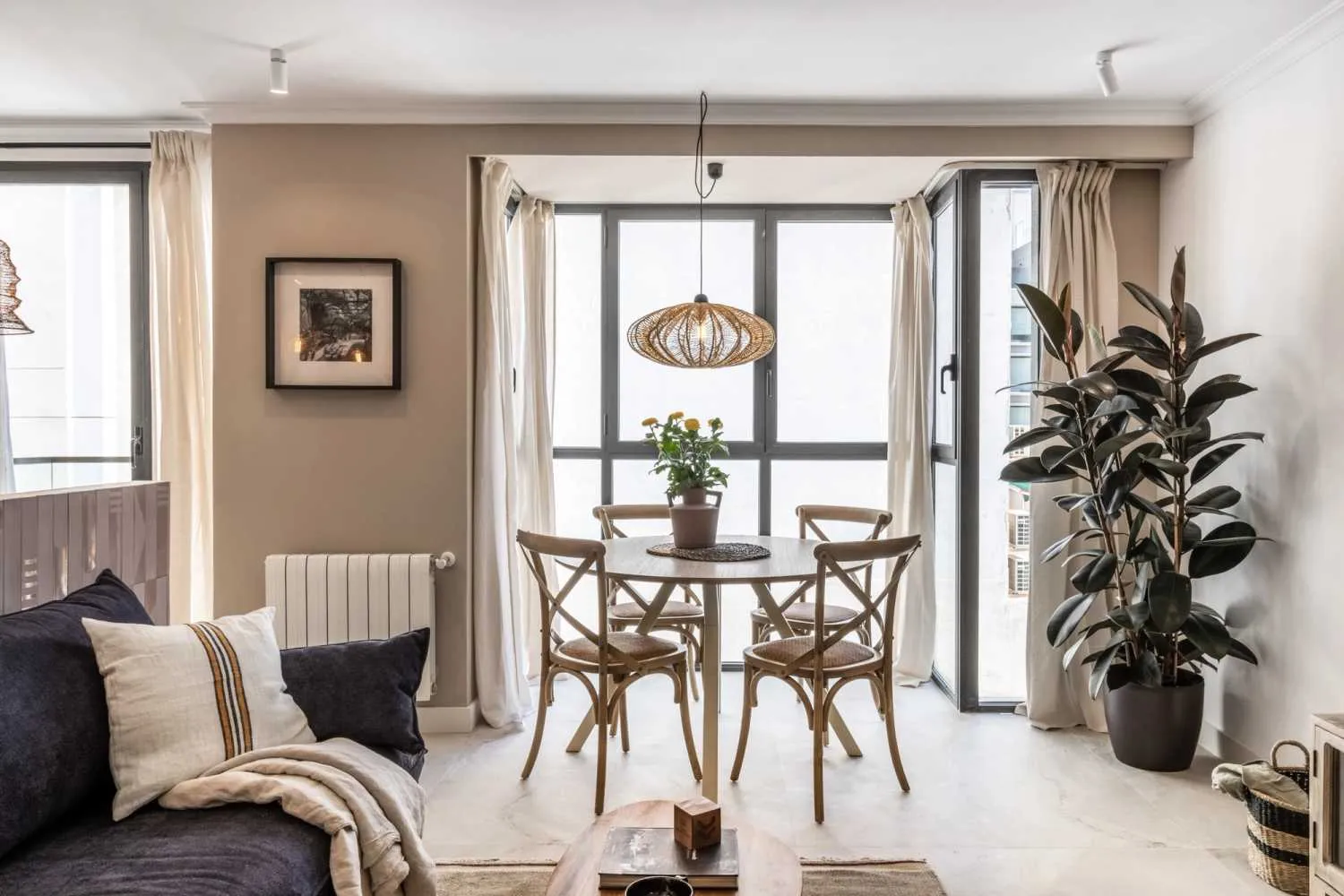 Trendy Madrid Flat With Pro Home Office Setup And Chef's Kitchen For Remote Work #4
