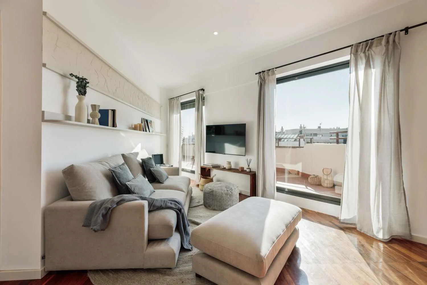 Spacious Barcelona City Flat With Ultra-fast Wifi, Pro Monitors & Chef's Kitchen #2