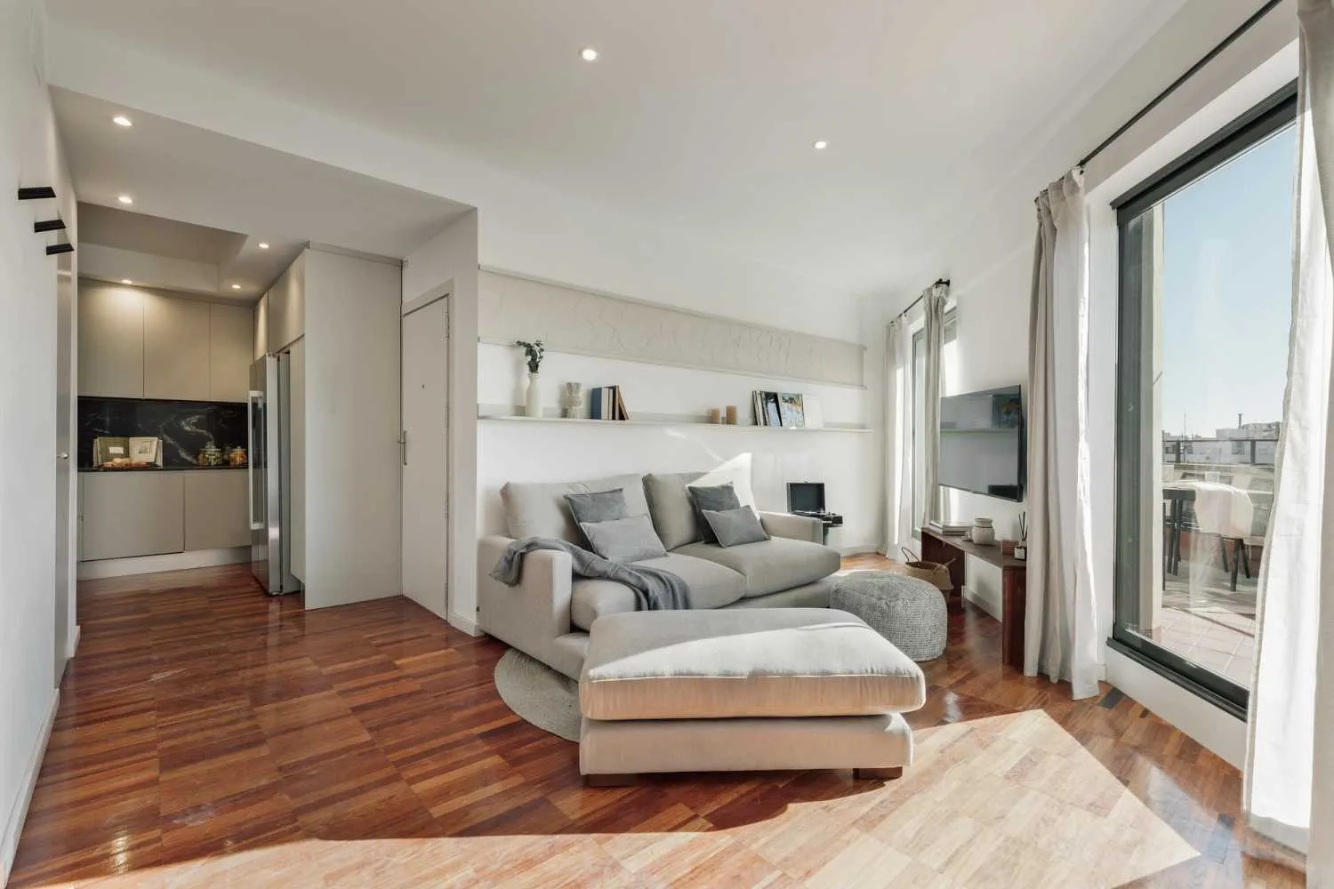 Spacious Barcelona City Flat With Ultra-fast Wifi, Pro Monitors & Chef's Kitchen #4
